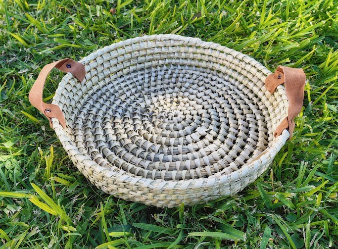 Bandeja redonda con asas de gamuza - Palma Caranday