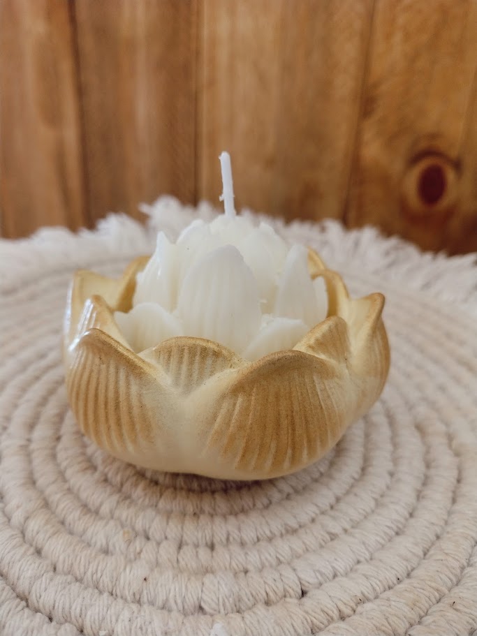 Porta vela flor de loto, con vela incluida - Satanama 