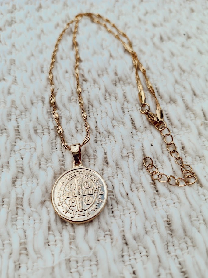 Collar San Benito mediano - Acero dorado 