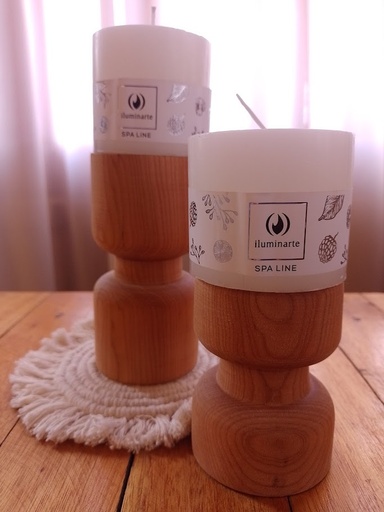 Candelabro chico de madera con vela - Satanama 