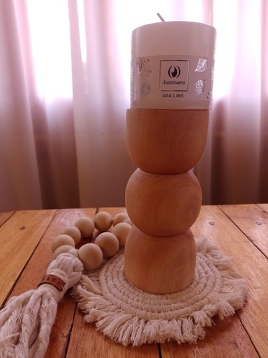 Candelabro de madera con vela - Satanama
